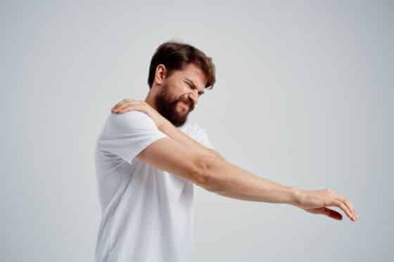shoulder pain when lifting arm